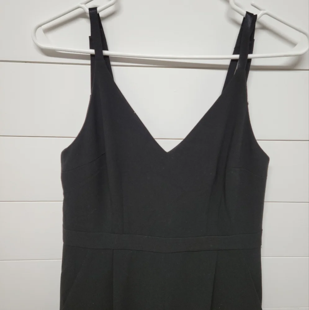 Minimalist and Professional French Connection V-neck Jumpsuit with Pockets - Picture 3 of 6
